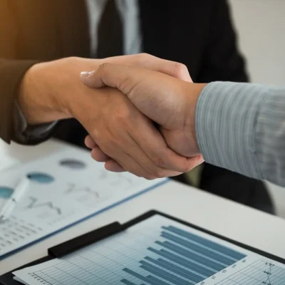 Acuerdo profesional en consultoría de gestión estratégica sanitaria, con análisis de datos sobre la mesa.